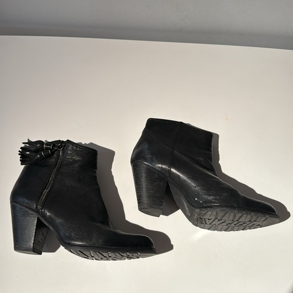 STUART WEITZMAN BLACK CHUNKY HEEL ZIPPER SOFT LEATHER BOOTIES SIZE 7 - Picture 2 of 6